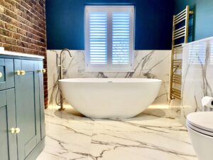 Lusso_stone_freestanding_bath_with_gold_bath_tap